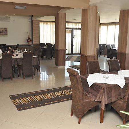 Hotel Extra Lion Md Ni Étterem fotó