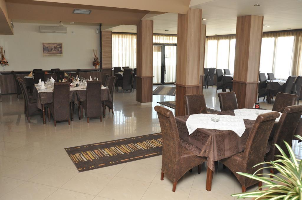 Hotel Extra Lion Md Ni Étterem fotó